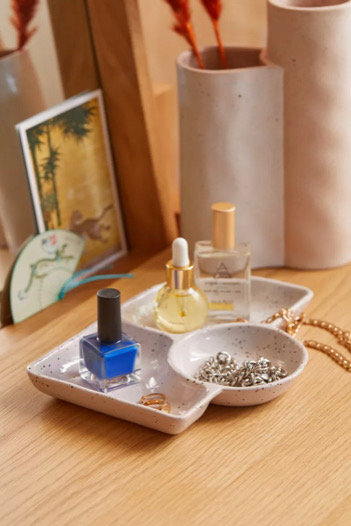 Pic of flat jewelry tray